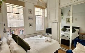 Modern Flat In Victorian West Kensington Mansion